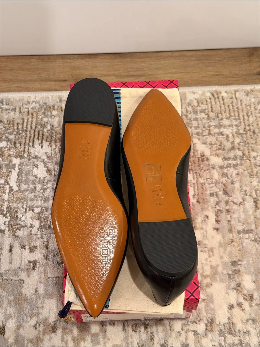 Tory Burch Elizabeth Pointed Toe Ballet Flat in black leather w/Gold Logo Sz 9